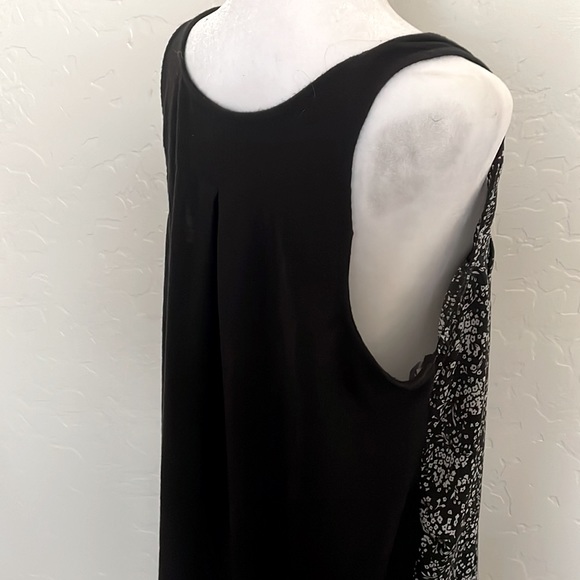 Floral partial zip front Rue 21 sleeveless blouse - Picture 4 of 4